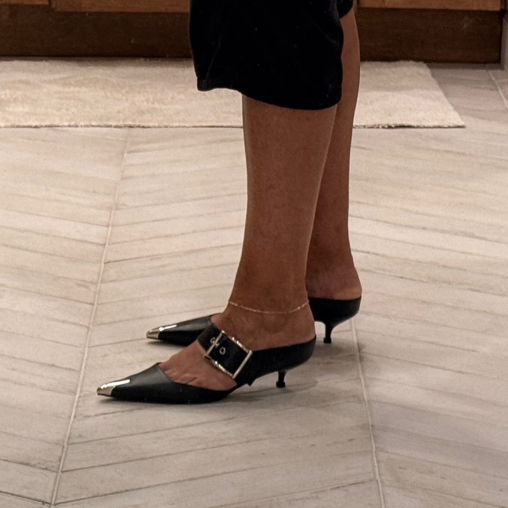 Alexander McQueen Black Kitten Heel Shoes - Picture 2 of 13